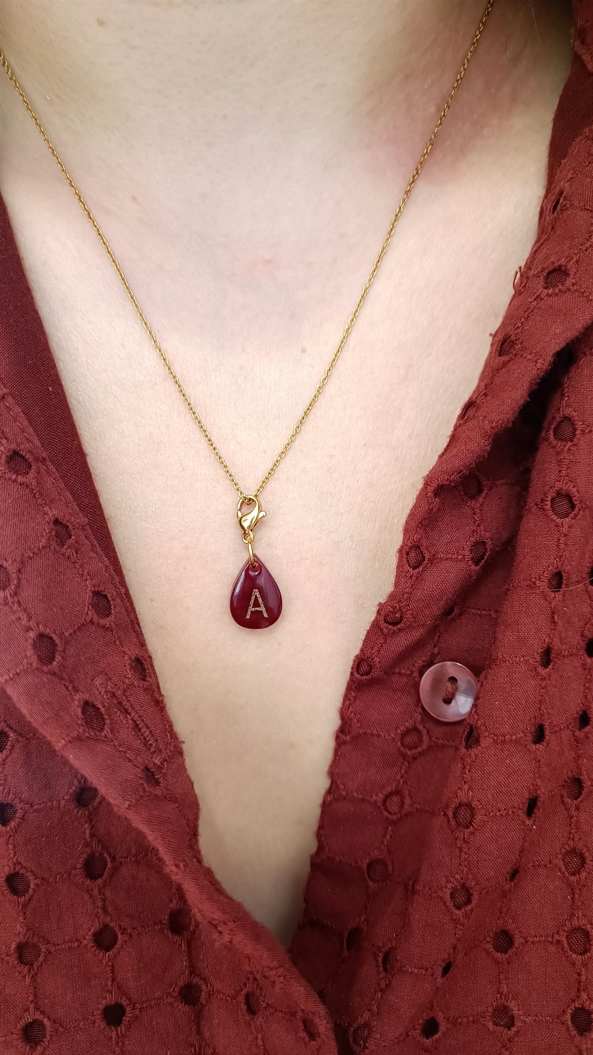 Pendentif initiale - Goutte bordeaux - lettre gravée dorée