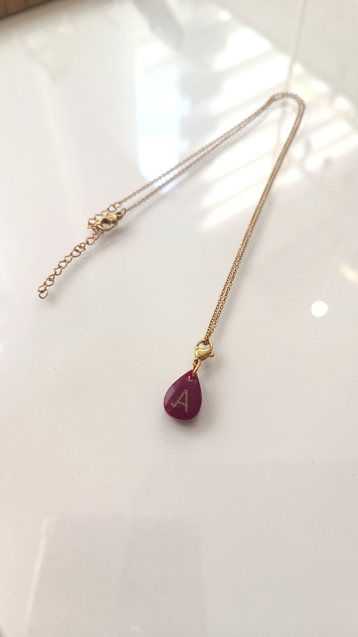 Pendentif initiale - Goutte bordeaux - lettre gravée dorée