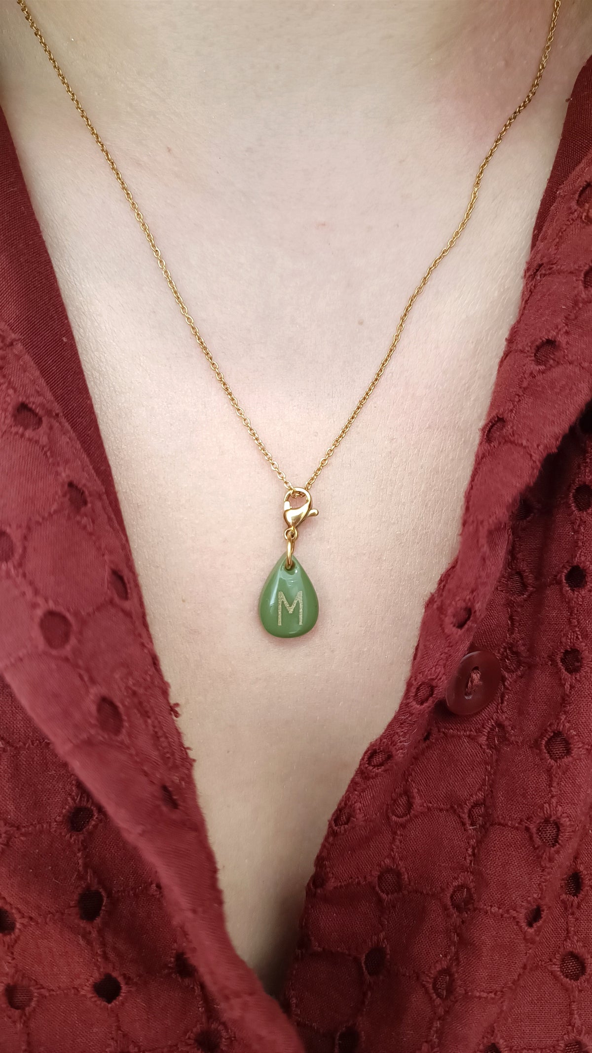Pendentif initiale - Goutte vert olive - lettre gravée dorée