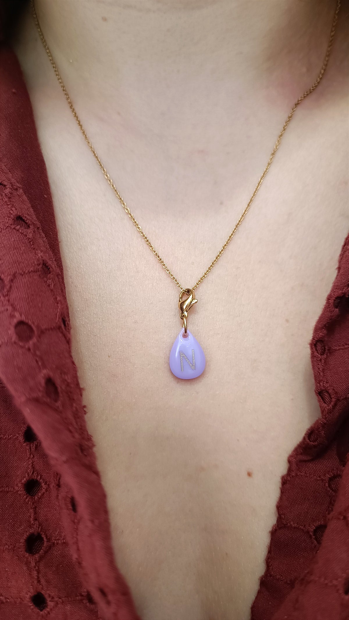 Pendentif initiale - Goutte vert lilas - lettre gravée dorée