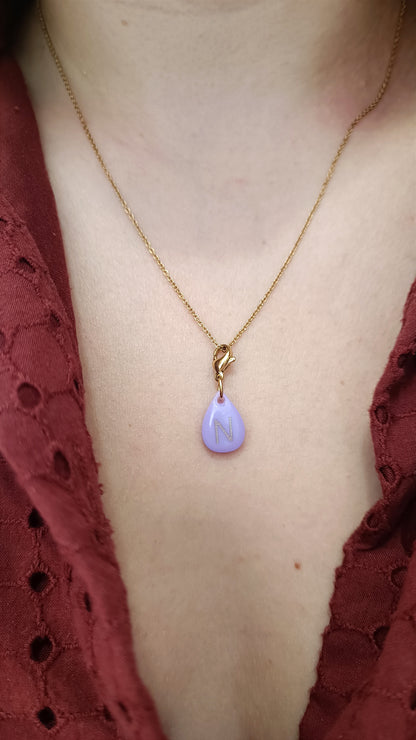 Pendentif initiale - Goutte vert lilas - lettre gravée dorée