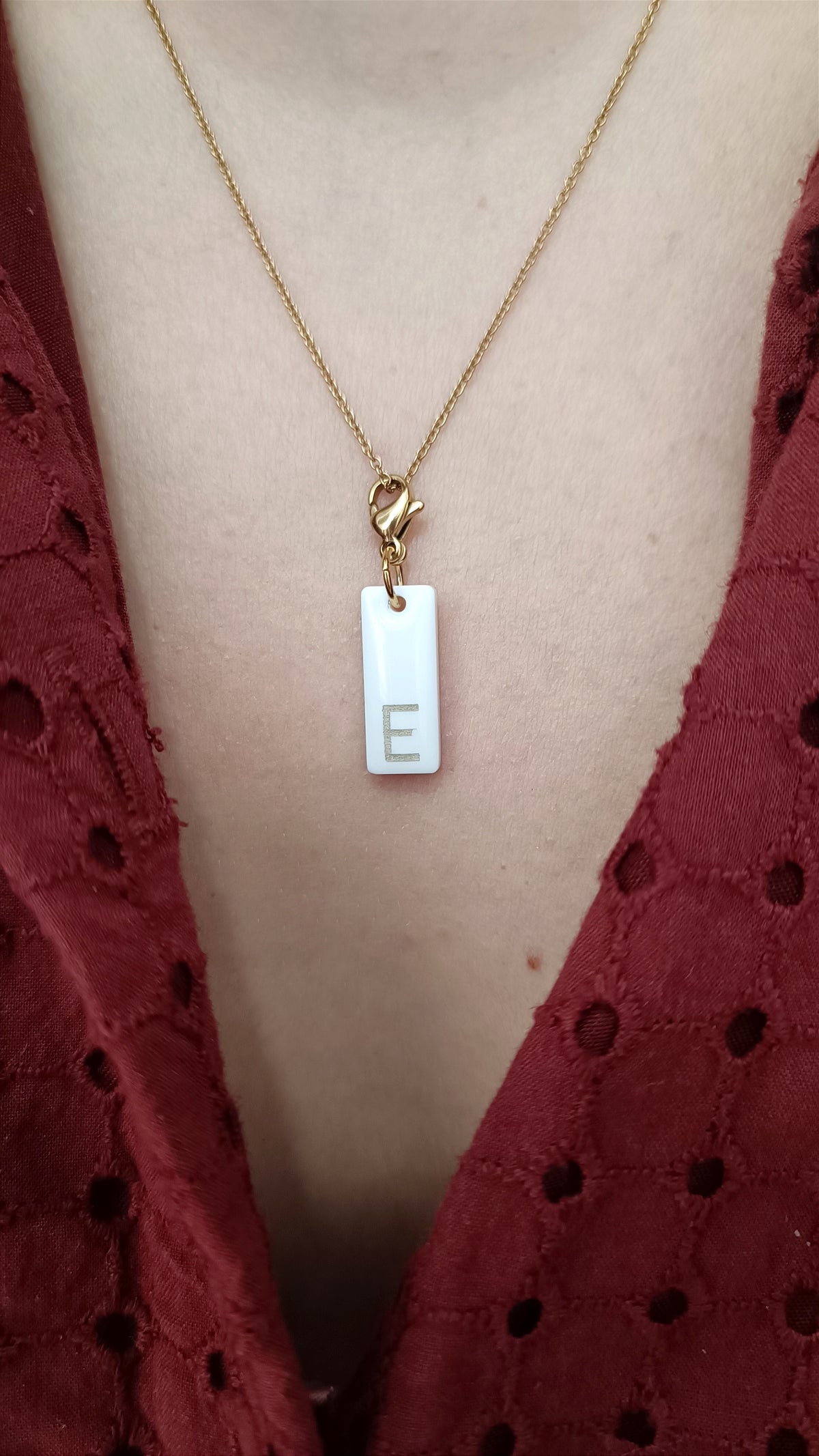 Pendentif initiale - Rectangle blanc - lettre gravée dorée
