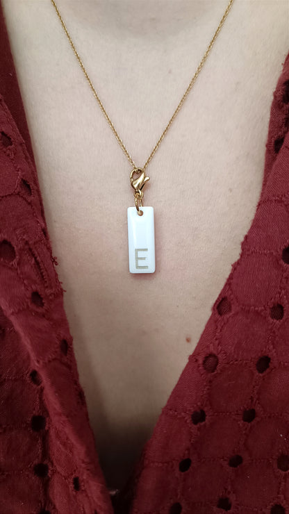 Pendentif initiale - Rectangle blanc - lettre gravée dorée