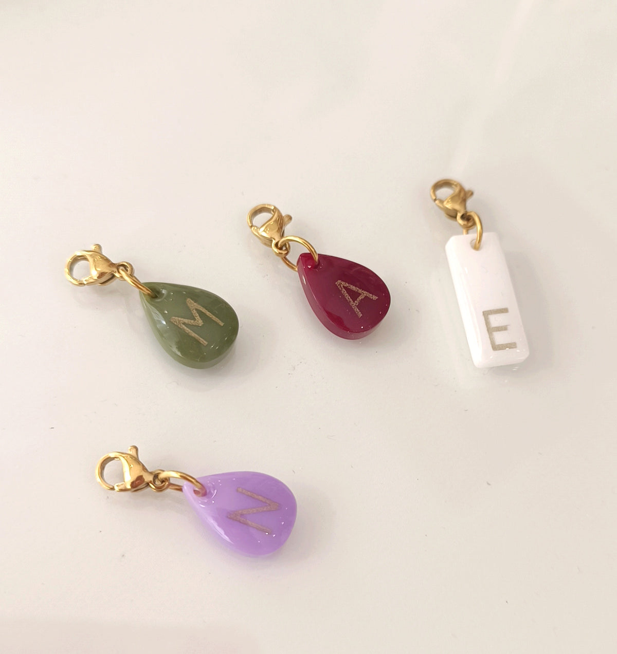 Composez votre sélection de pendentifs initiales
