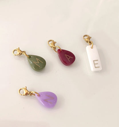 Composez votre sélection de pendentifs initiales