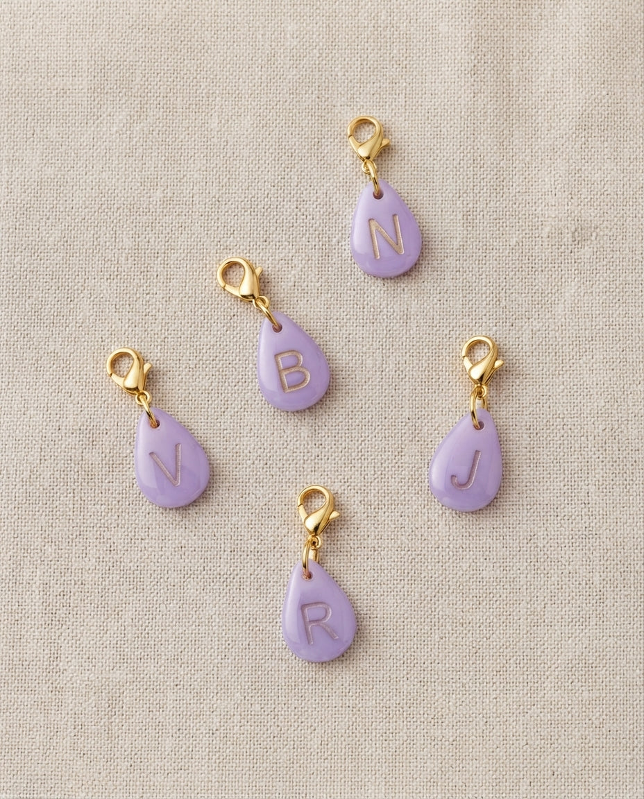 Pendentif initiale - Goutte vert lilas - lettre gravée dorée