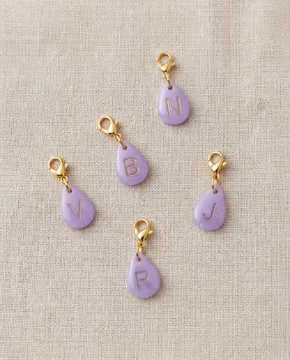 Pendentif initiale - Goutte vert lilas - lettre gravée dorée