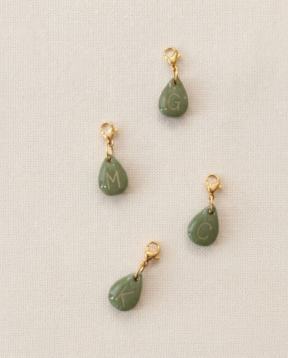 Pendentif initiale - Goutte vert olive - lettre gravée dorée