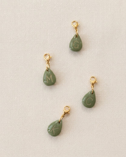 Pendentif initiale - Goutte vert olive - lettre gravée dorée