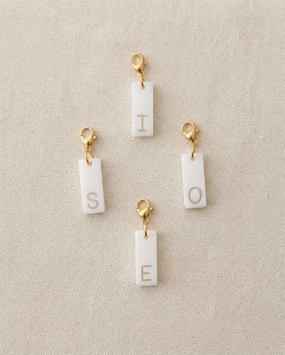 Pendentif initiale - Rectangle blanc - lettre gravée dorée