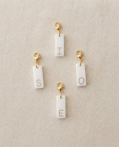 Pendentif initiale - Rectangle blanc - lettre gravée dorée