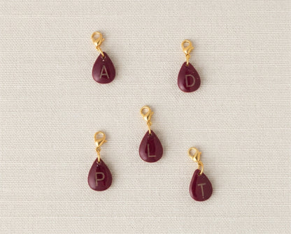 Pendentif initiale - Goutte bordeaux - lettre gravée dorée