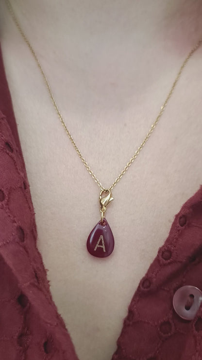 Pendentif initiale - Goutte bordeaux - lettre gravée dorée