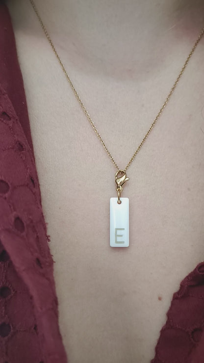 Pendentif initiale - Rectangle blanc - lettre gravée dorée