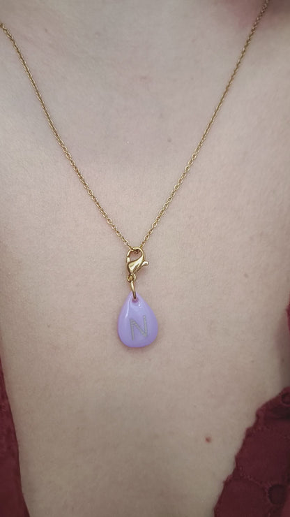 Pendentif initiale - Goutte vert lilas - lettre gravée dorée