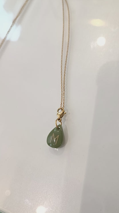 Pendentif initiale - Goutte vert olive - lettre gravée dorée