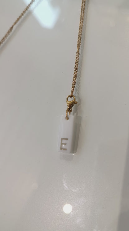 Pendentif initiale - Rectangle blanc - lettre gravée dorée