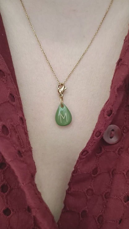 Pendentif initiale - Goutte vert olive - lettre gravée dorée