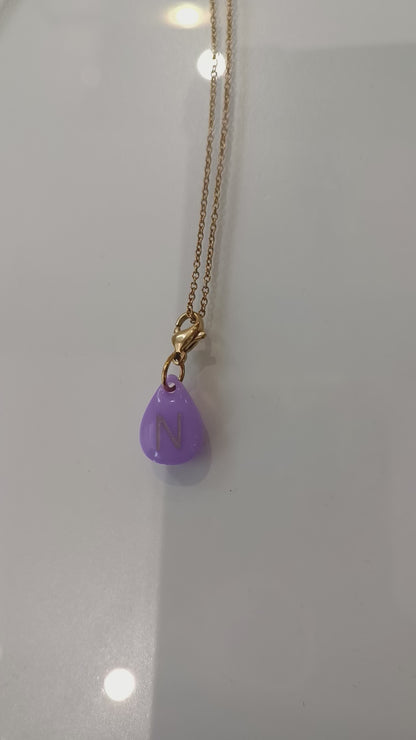 Pendentif initiale - Goutte vert lilas - lettre gravée dorée